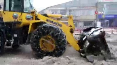 Yüksekova’da yoğun kar yağışına rağmen karla mücadele devam ediyor