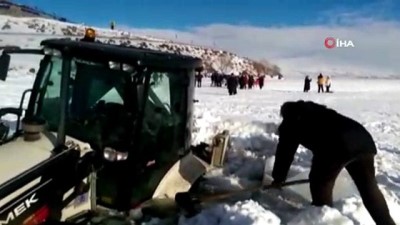  Çıldır Gölü yüzeyindeki buz kırıldı, iş makinesi sulara gömüldü