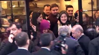  Cumhurbaşkanı Erdoğan ,Çengelköy’de Tarihi Çınaraltı çay bahçesine gitti. Burada bulunan vatandaşlarla çay içip bir süre sohbet etti.