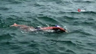 korfez -  Şubat ayında denize girdi dakikalarca yüzdü  Videosu