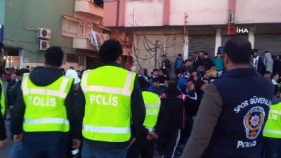 arbede - Taraftar ile polis arasında kısa süreli arbede Videosu