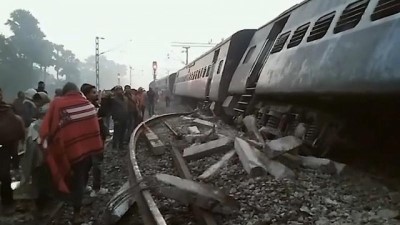 tren kazasi - Video: Hindistan'da yolcu treni raydan çıktı: En az 7 ölü, 10 yaralı Videosu