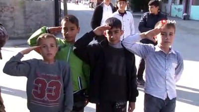 mermi -  Çocuklar polisi asker selamıyla karşıladı, polis PKK yazılarını Ay- Yıldız ile kapattı  Videosu