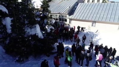 (DRONE) Uludağ'da çatıdaki kar kütlesi vatandaşların üzerine düştü - BURSA 