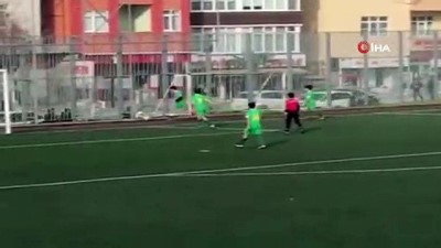  Kocaeli'deki futbol müsabakasında ilginç görüntü... Hakem ve futbolcular sahaye giren köpekten topu alamadılar 