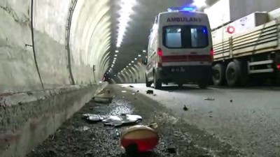  Otomobil tünel girişindeki duvara çarptı: 2'si ağır 4 yaralı 