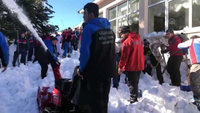 bolat - Uludağ'da çatıdaki kar kütlesi vatandaşların üzerine düştü (5) - BURSA  Videosu