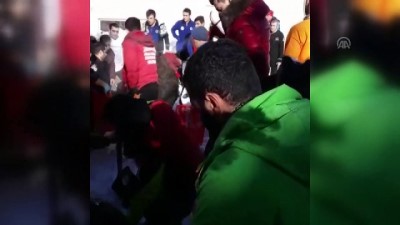 bolat - Uludağ'da çatıdaki kar kütlesi vatandaşların üzerine düştü (6)  Videosu