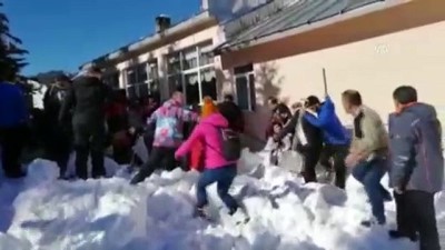 Uludağ'da çatıdaki kar kütlesi vatandaşların üzerine düştü (7) - BURSA 