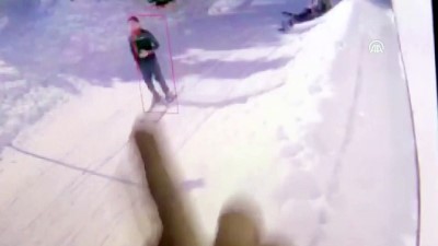 bolat - Uludağ'da çatıdaki kar kütlesinin düşme anı - BURSA  Videosu