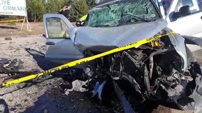 Uşak'ta iki otomobil çarpıştı: 3 ölü, 1 yaralı