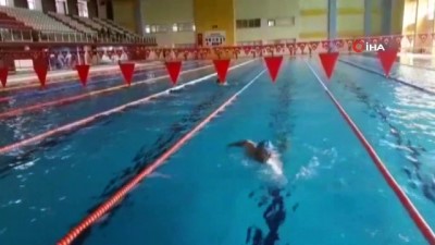 yuzme havuzu -  64 yaşında günde bin metre yüzüyor Videosu