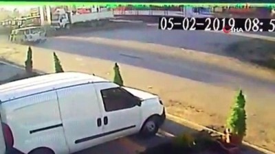 belediye otobusu -  Belediye otobüsünün TIR'a çarpma anı kamerada  Videosu