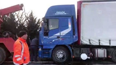 Devrilen tır otoyolda ulaşımı aksattı - KOCAELİ