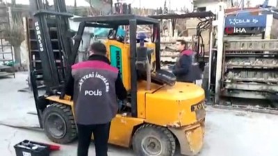 is makinesi -  İş makinesinin aküsünü çaldılar  Videosu