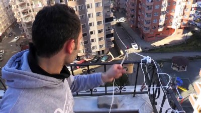 ilkel teleferik - Markete gitmeye üşenince evinin balkonuna 'teleferik' kurdu - RİZE Videosu
