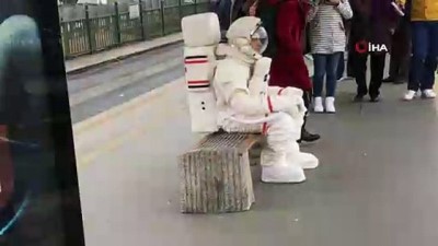 metrobus duragi - Metrobüste 'Astronot' şaşkınlığı  Videosu