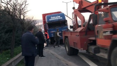 emniyet seridi -  Otomobile çarpıp devrilen tır, TEM’i trafiğe kapattı Videosu