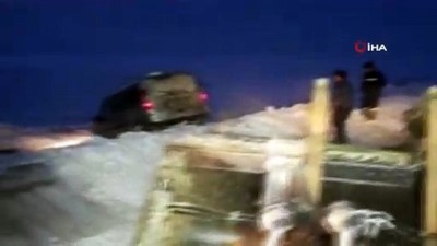 direksiyon -  Şarampolde kara saplanan kamyonet kurtarıldı Videosu