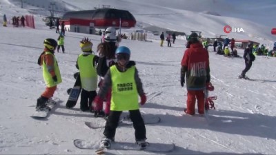 ampute futbol - Tek bacağı ile kayak yapan genç, azmiyle engellilere örnek oluyor  Videosu