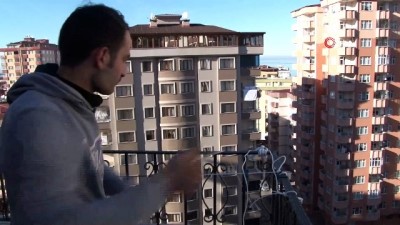 ilkel teleferik -  Üşengeç Rizeli bakkal ile evinin arasına ilkel teleferik kurdu Videosu
