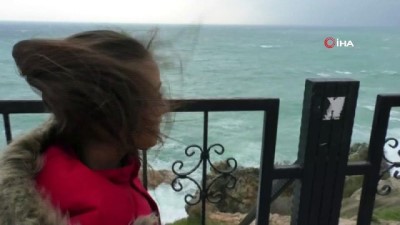 gard -  Antalya'da dev dalgalar eşliğinde selfie Videosu