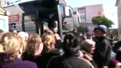  Başkan Özakcan seçim otobüsünden halkı selamladı