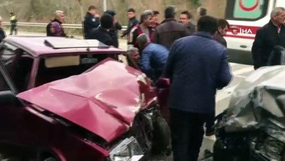 hatali sollama - Karabük’te otomobiller kafa kafaya çarpıştı: 6 yaralı  Videosu