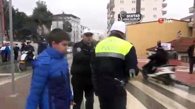 trafik polisi -  Orhangazi'de 'Öncelik Hayatın, Öncelik Yayanın' uygulaması yapıldı Videosu