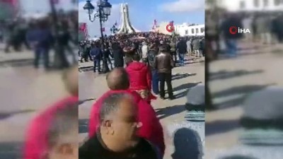 - Tunuslu Öğretmenler Hükümet Binasının Önünde Toplandı