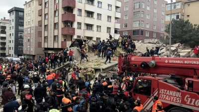 Video: İstanbul'da çok katlı bina çöktü, en az iki kişi öldü