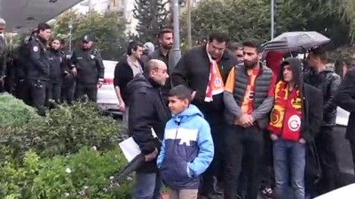 sarilar - Fatih Terim'in babası son yolculuğa uğurlanıyor - ADANA  Videosu