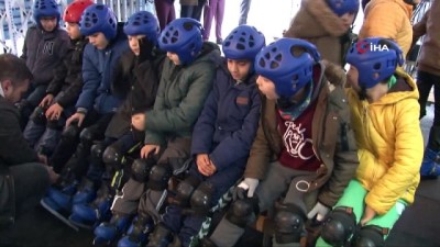 kitap okuma -  Geri dönüşüm malzemesini toplayan minikler buz pistine koştu  Videosu