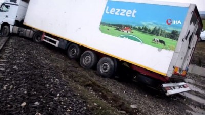 yolcu treni -  Kahramanmaraş’ta kontrolden çıkan tırın, tren rayı üzerinde kalması paniğe neden oldu Videosu