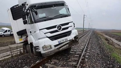 yolcu treni - Kontrolden çıkan tır, raylarda durabildi - KAHRAMANMARAŞ  Videosu