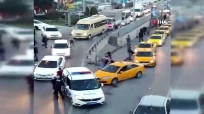 amator kamera -  Müşteri olarak bindi, taksicinin başından aşağı su döktü  Videosu