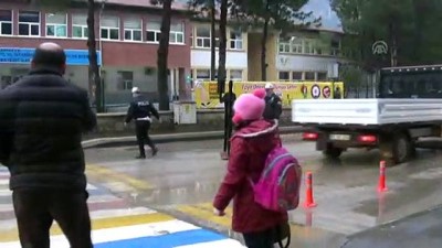 trafik polisi - Okul önünde 'maket polis' uygulaması - AMASYA Videosu