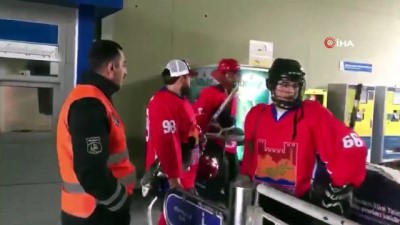 temizlik gorevlisi -  Temizlik işçisi ile antrenman yaptılar... Metrobüse binen buz hokey takımı ilginç görüntüler oluşturdu  Videosu