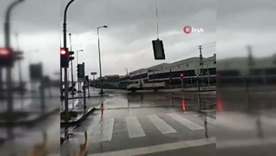 trafik lambasi -  Başkent’te kopan trafik lambası tehlike saçtı Videosu