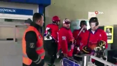 temizlik gorevlisi -  Buz hokeyi takımı antrenmana yetişmek için metrobüse bindi, temizlik işçisi ile antrenman yaptı  Videosu