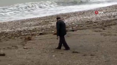  Dünyaca ünlü sahilde dedektörle altın aradı 