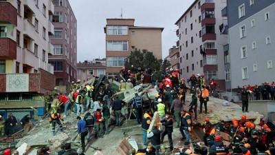 İstanbul'da çöken binanın enkazından 16 yaşındaki bir genç 45 saat sonra sağ çıkarıldı 