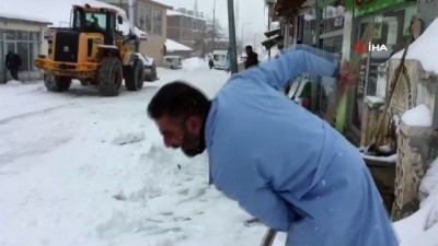 yasam sartlari -  Karlıova'da kar tepeleri, evlerin boyuna ulaştı  Videosu