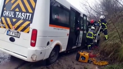 jandarma - Öğrenci servisiyle otomobil çarpıştı: 1 ölü, 9 yaralı - KOCAELİ  Videosu