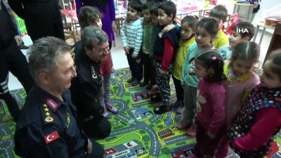 aliskanlik -  Polis ve jandarmadan öğrencilere kitap bağışı  Videosu