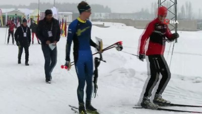 yaris - Sporcular kar altında kıyasıya mücadele etti Videosu
