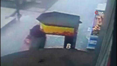 Yolda düşürülen 6 bin TL parayı böyle aldı...O anlar kamerada 