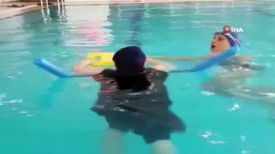 73'lük Sündüs öğretmenin yüzme tutkusu 