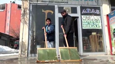 geri donusum - Çöpe atılan tenekeleri kar küreğine dönüştürüyor - BİTLİS Videosu