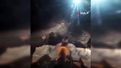 is makinesi -  Yola çığ düştü, mahsur kalanları belediye kurtardı  Videosu